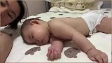 宝妈不小心吵醒了熟睡的萌娃