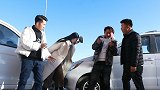 老公撞上豪车，车主张口要50万，老婆一来给完钱就砸车