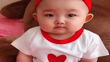 宝宝和妈妈撒娇，露出天使笑容，看完心都萌化了
