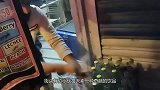 小伙自制奇葩饮品，辣椒冰块和色素水，当地食客人手一杯