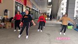 2美女表演鬼步舞，25岁小伙突然加入斗舞，你觉得谁赢了?