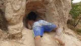 小伙野外意外发现个洞，钻进去瞧了瞧，竟掏出一只小可爱