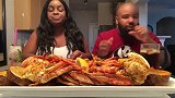 黑人夫妻吃帝王蟹和大虾，满满的一桌子，好吃到飞起