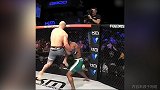快如闪电！UFC选手连续两场飞膝重创对手 这画面太吓人