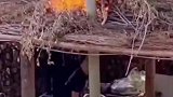 屋顶着火男子一招扑灭，接水管的小哥愣在原地