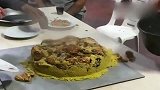 印度富人区用古老手法秘制的咖喱鸡腿饭，看上去还挺有食欲的！