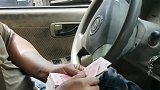 汽车车厢全都报废，司机仍旧驾驶汽车，脸上还露出了笑容