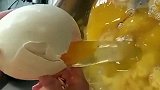等我发财了，也要吃这么大的鸡蛋，我喜欢吃西红柿炒鸡蛋！