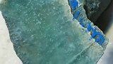 玉石开出海水一样的颜色，还没有裂痕，买石头的是个练家子！