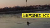 女子被困冰面，消防员匍匐前行救援，不料冰面出现塌裂