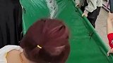 大妈在海边放生淡水鱼，网友见状议论纷纷