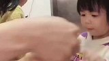 外卖因超时被退回，外卖员无奈带回家给孩子吃