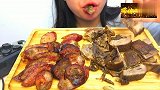 美食分享，小姐姐吃鸭肉配腊肠，手拿着直接放嘴里啃真舒服