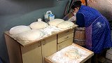 老奶奶制作“大面包”，一个卖30元，10个人都吃不完一个！