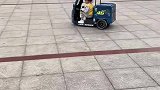 萌娃驾驶小号三轮车出街，人和车都太可爱了吧