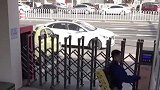 消防员休假刚走出大门，听到警铃转身跑回基地
