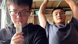 小伙子在宿舍的日常搞笑迷惑行为！