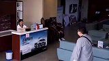 男子和老婆吵架找岳母告状，没想到妹夫也在，随后一起等岳母下班
