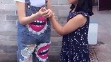 女儿手上有个口子，在妈妈面前撒娇，看妈妈怎么做的