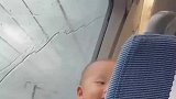 小朋友看见后座是个美女，表情百变不断挑眉逗眼