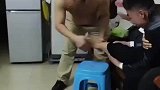 大爷帮男子火疗养脚，下一秒真的变成火疗了