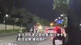 宝马司机遇交警检查，强行冲卡撞损围栏疯狂逃窜，交警：跑不了，抓捕中