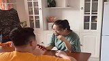 帅哥偷媳妇鸡腿，结果却被女儿算计，下一幕太惨了！