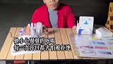 福利院袖珍小伙摆摊做美甲，三四岁被爸妈抛弃，工厂打工受人欺负