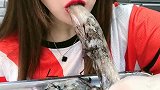 吃货姐直播生呛八爪鱼，东北女人吃东西真是拼