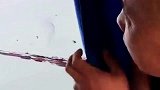 正在看着风景,突然站了起来,笑喷了