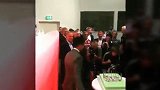 西甲-1718赛季-人情味十足！J罗签约拜仁现场吹生日蜡烛 安帅眼神爱意满满-专题
