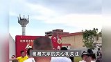 全红婵家门口变“小吃街”，每天近千人打卡，全红婵哥哥：根本回不去，太多人了