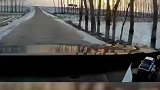 路面变高看不见路，车辆险些冲进田