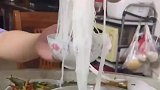 顾忌大人感受只能接受，从小没养成习惯