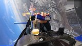 滴水不漏！特技飞行员空中旋转360度倒饮料 全程从容淡定