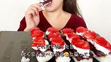 小姐姐吃日式草莓奶油豆沙串团子，软软糯糯超级美味呀