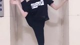 楼道里的一字马表演，好厉害的小姑娘