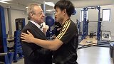 老佛爷现身皇马训练营 与众球星握手+鼓励久保建英