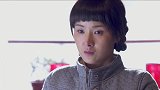 女子收拾好行李，带着傻老公在众人的围观下离开，真令人伤心！
