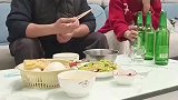 女子回家与父亲吃饭，聊到自己的生活控制不住流泪