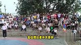 越南小姐姐在村里和猛男摔跤，村民围圈观看，小姐姐脸都红了！！