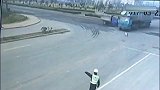 当着交警面,还要闯红灯,三轮车一头扎进大货车里