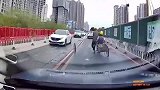 农民工用电动车拉手推车，半路车轮脱落单飞