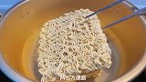 在家做一锅泰式冬阴功海鲜面，汤汁浓郁，酸酸辣辣太好吃了