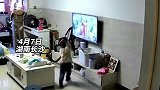 湖南长沙：小朋友看电视入戏太深要打怪兽，抄起奥特曼砸坏电视