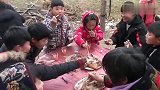 农村办喜酒实拍，炖了一大锅鸡肉招待客人，有口福了