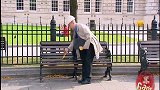 男子被要求离开椅子，这个带帽子的男生想干什么？