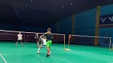 羽毛球扣杀威力太大，拍子都打断了，真霸气！