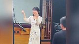 71岁赵雅芝西湖参加活动，走路健步如飞身体硬朗，保安围成人墙