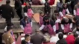 场坝宴上清一色粉色围裙